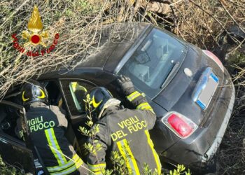 Scontro tra due auto, finite fuoristrada, stamane sulla SP 19, alle porte di Villasimius. Sul posto i vigili del fuoco di Castiadas