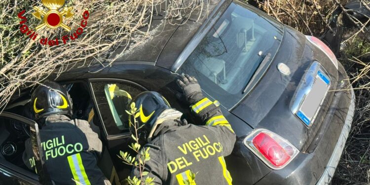Scontro tra due auto, finite fuoristrada, stamane sulla SP 19, alle porte di Villasimius. Sul posto i vigili del fuoco di Castiadas