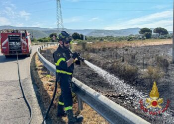 Terralba: incendio nella svincolo della statale 131