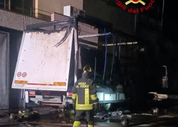 Tortolì: a fuoco un camion di frutta
