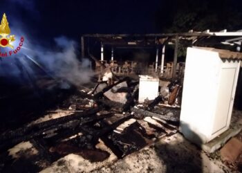 Orosei: a fuoco un chiosco a Cala Ginepro