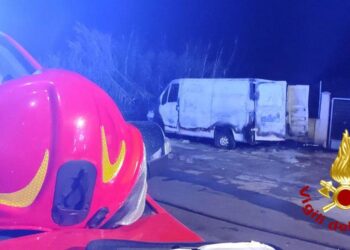 Alghero: a fuoco un furgone in via Aldo Moro
