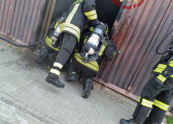 Ossi: incendio all’interno di un magazzino