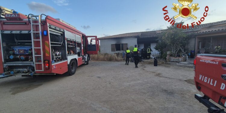 A fuoco un’abitazione nelle campagne di Arzachena