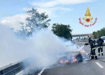 Elmas: a fuoco un’auto sulla statale 130