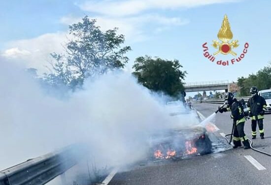 Elmas: a fuoco un’auto sulla statale 130