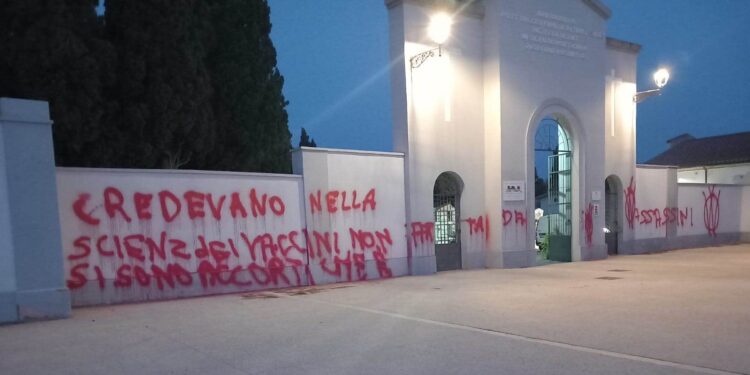 Oristano: atto vandalico nel cimitero di San Pietro
