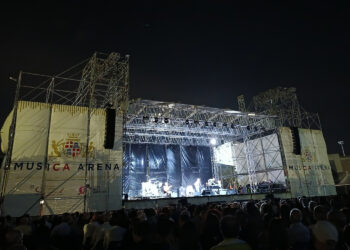 Roberto Vecchioni ha incantato il pubblico che ha gremito l’Arena Fiera di Cagliari per lo spettacolo “Tra il silenzio e il tuono tour”, unico concerto 2025 in Sardegna