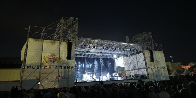 Roberto Vecchioni ha incantato il pubblico che ha gremito l’Arena Fiera di Cagliari per lo spettacolo “Tra il silenzio e il tuono tour”, unico concerto 2025 in Sardegna