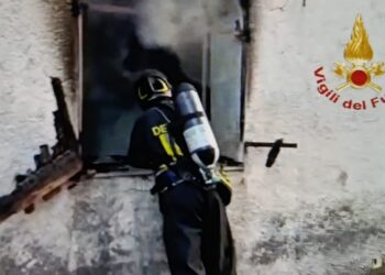 Sassari: a fuoco un’abitazione in via Giuseppe De Martini