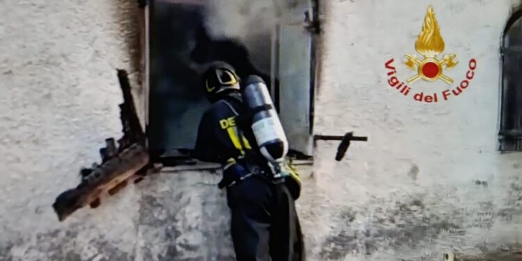 Sassari: a fuoco un’abitazione in via Giuseppe De Martini