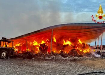 I vigili del fuoco di Cagliari sono intervenuti a Monastir per spegnere un incendio che ha coinvolto un pagliaio e mezzi agricoli