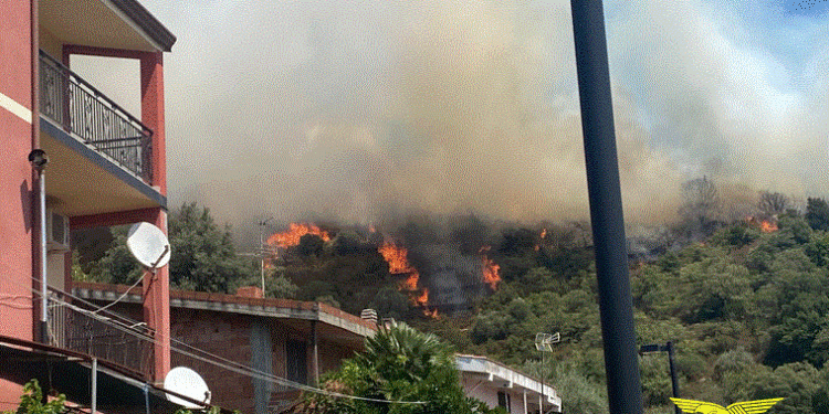 Vasto incendio nelle campagne di Seulo, sul posto hanno operato cinque elicotteri e tre canadair