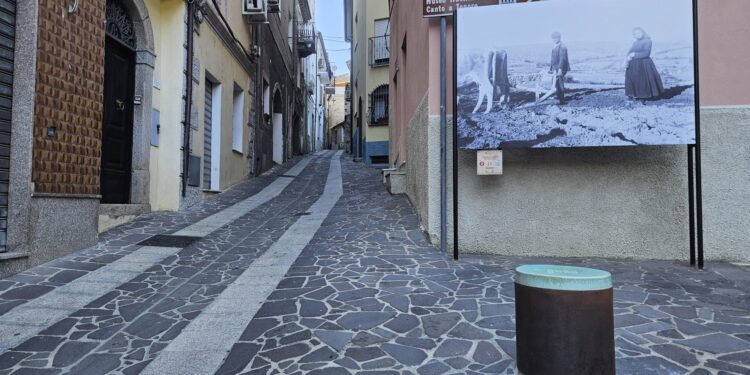 Con il progetto “Caminos de identitate” Bitti si racconta in un tour itinerante di immagini, installazioni artistiche e descrizioni con audio guida