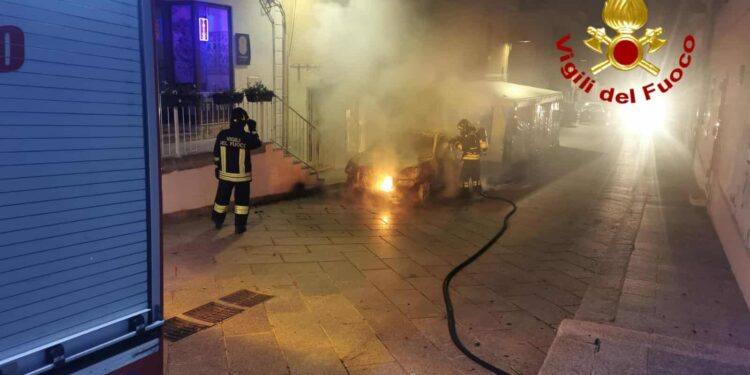 Santa Teresa Gallura: a fuoco un’auto in via Carlo Alberto