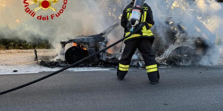 A fuoco un’auto sulla Cala Gonone-Dorgali