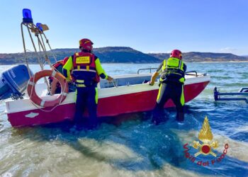 Tadasuni: con la sua barca in avaria sull’Omodeo, salvato un uomo