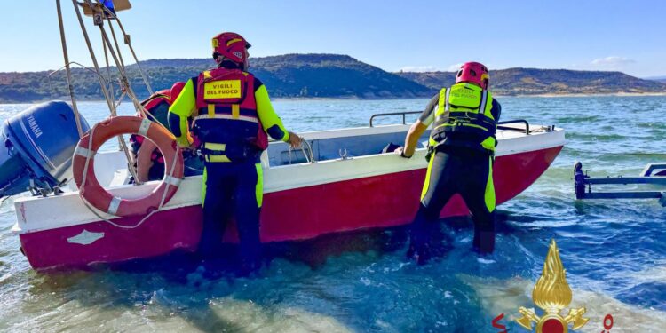Tadasuni: con la sua barca in avaria sull’Omodeo, salvato un uomo