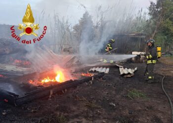 Valledoria: a fuoco un canneto nella Baia delle Mimose, distrutto un capannone