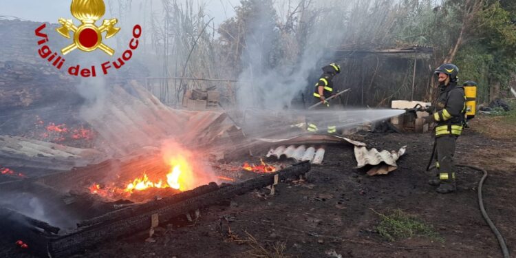 Valledoria: a fuoco un canneto nella Baia delle Mimose, distrutto un capannone