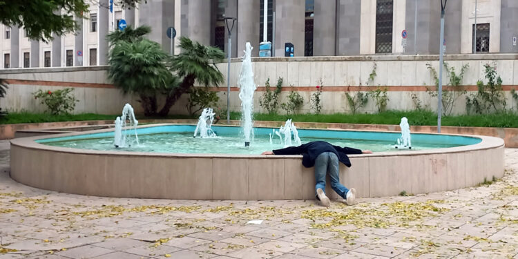 Dal 18 al 20 settembre, a Cagliari, la compagnia “Senza Confini di Pelle” presenta la performance itinerante “Lo Spettacolo della Società”