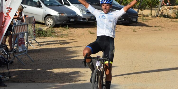 Ciclismo sardo protagonista con Eros Piras e Daniele Santamaria, successo per il Gravel di Donori e la Coppa Città di Iglesias