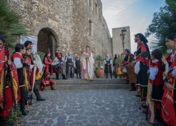 Castelsardo rende viva la memoria di Eleonora d’Arborea con una serata di cultura e spettacolo
