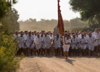 La Corsa degli Scalzi: fede, tradizione e identità collettiva. Si rinnova il rito nel cuore del Sinis