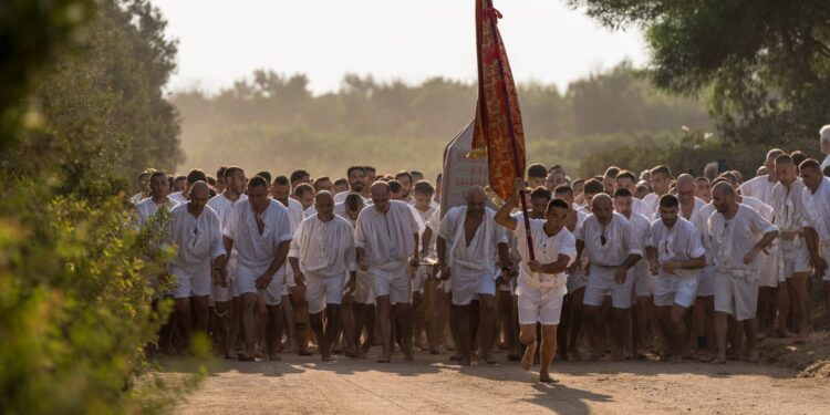 La Corsa degli Scalzi: fede, tradizione e identità collettiva. Si rinnova il rito nel cuore del Sinis