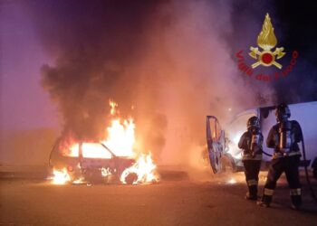 Elmas: i vigili del fuoco di Cagliari sono intervenuti in piena notte per l’incendio di due veicoli in sosta, un autofurgone e un’auto