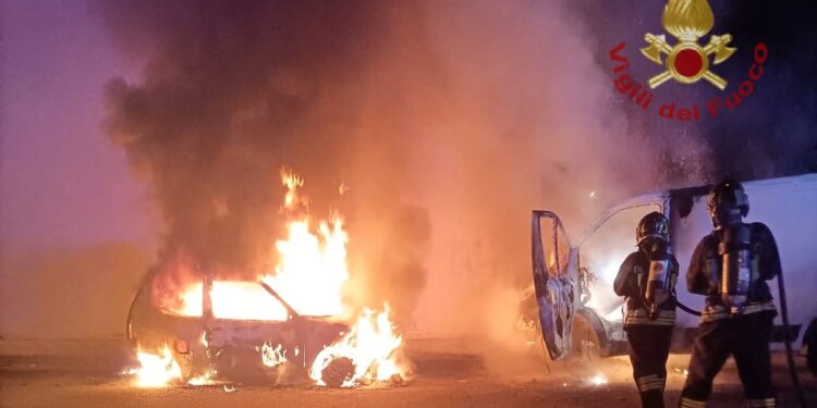 Elmas: i vigili del fuoco di Cagliari sono intervenuti in piena notte per l’incendio di due veicoli in sosta, un autofurgone e un’auto