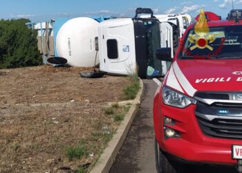 Nel primo pomeriggio i vigili del fuoco di Cagliari sono intervenuti sulla SS 195, nel territorio comunale di Capoterra, per un incidente stradale che ha coinvolto un mezzo pesante