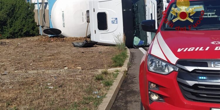 Nel primo pomeriggio i vigili del fuoco di Cagliari sono intervenuti sulla SS 195, nel territorio comunale di Capoterra, per un incidente stradale che ha coinvolto un mezzo pesante