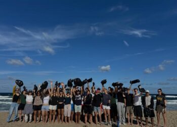 Studenti svizzeri ripuliscono la spiaggia di Valledoria