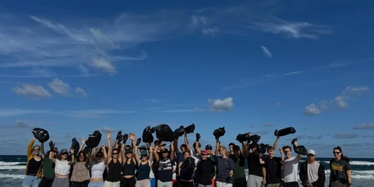 Studenti svizzeri ripuliscono la spiaggia di Valledoria
