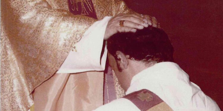 Il volume “fra altare e cattedra”, attraverso 95 contributi, la dimensione sacerdotale, umana e intellettuale di mons. Tonino Cabizzosu