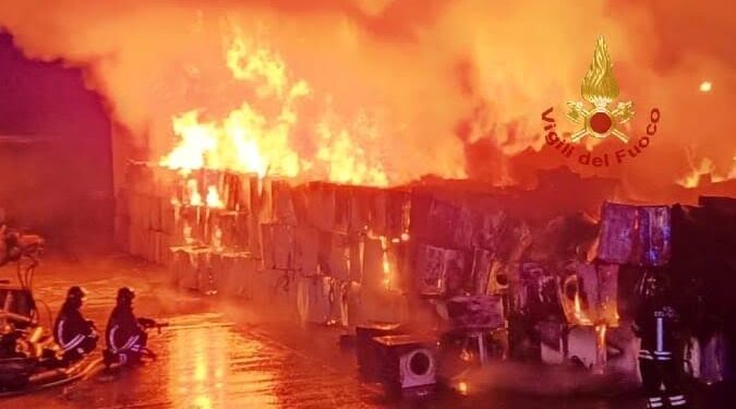 Incendio di un capannone a Macchiareddu