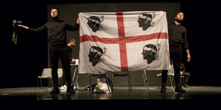 Viaggio in una Sardegna in bilico tra passato e futuro, con lo spettacolo “anonimasequestri”, domenica 26 ottobre al TsE di Is Mirrionis, a Cagliari