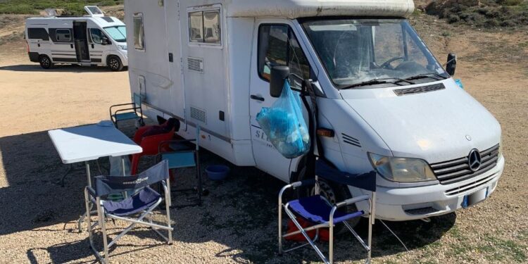 Sassari: campeggio abusivo a Porto Palmas, sanzionati i proprietari dei camper