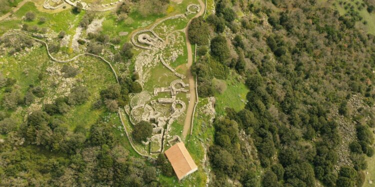 Un secolo di ricerche archeologiche a Santa Vittoria di Serri. Per la prima volta esposti i reperti taramelliani