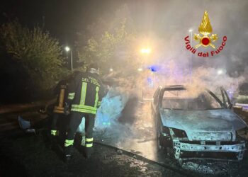 Macomer: a fuoco due auto in via Don Milani