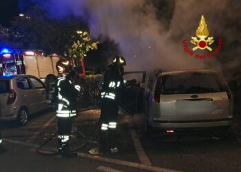 Olbia: a fuoco un’auto nel piazzale De Rosà