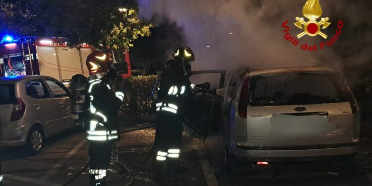 Olbia: a fuoco un’auto nel piazzale De Rosà