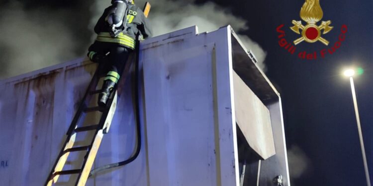 Villamar: a fuoco un compattatore per la raccolta differenziata