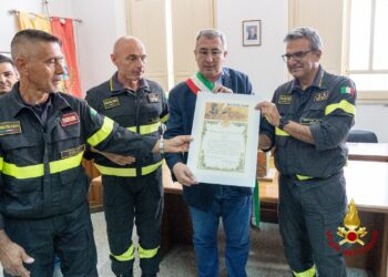 Lunedì 20 ottobre, a Mandas, il distaccamento dei vigili del fuoco ha ricevuto l’encomio conferito dal Prefetto Attilio Visconti, Capo Dipartimento dei vigili del fuoco