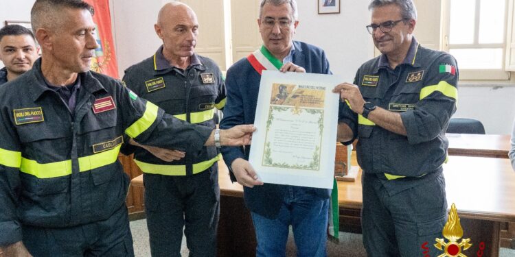 Lunedì 20 ottobre, a Mandas, il distaccamento dei vigili del fuoco ha ricevuto l’encomio conferito dal Prefetto Attilio Visconti, Capo Dipartimento dei vigili del fuoco