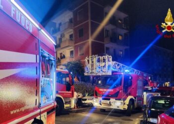 I vigili del fuoco del Comando di Cagliari sono intervenuti per un incendio di una cucina in un appartamento al centro della città