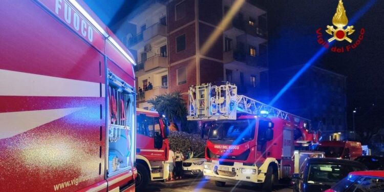I vigili del fuoco del Comando di Cagliari sono intervenuti per un incendio di una cucina in un appartamento al centro della città