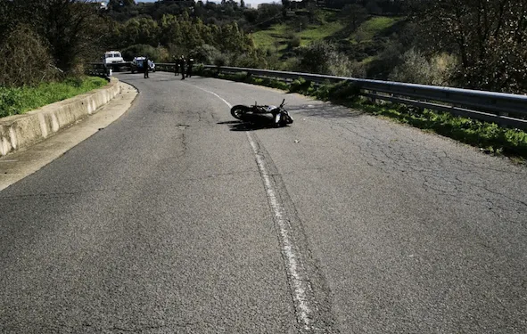 Un motociclista sardo, gravemente ferito in un incidente a Ghilarza, attende ancora la diaria prevista dalla propria polizza infortuni