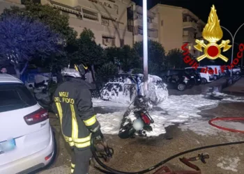 Alghero: moto e auto a fuoco in via Fleming